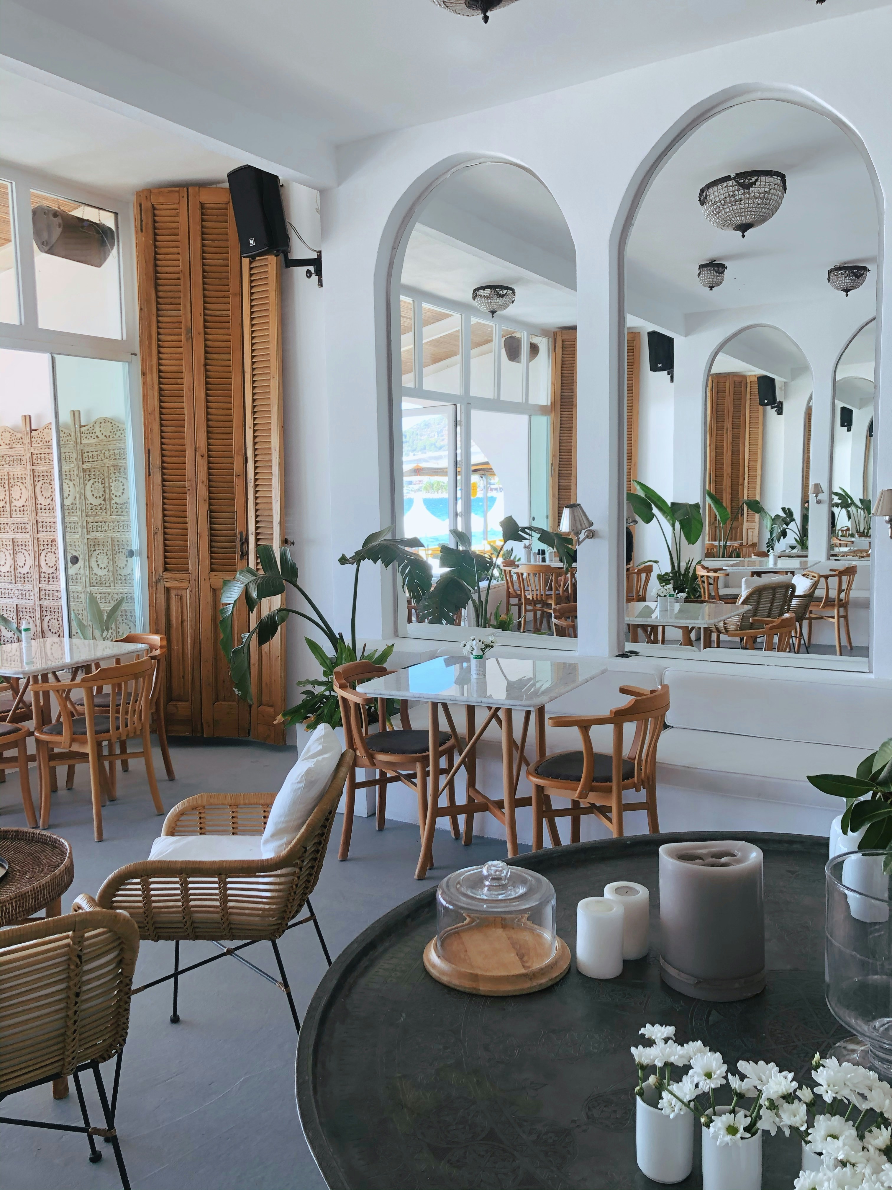 Gemütliches Café mit Sonnenlicht