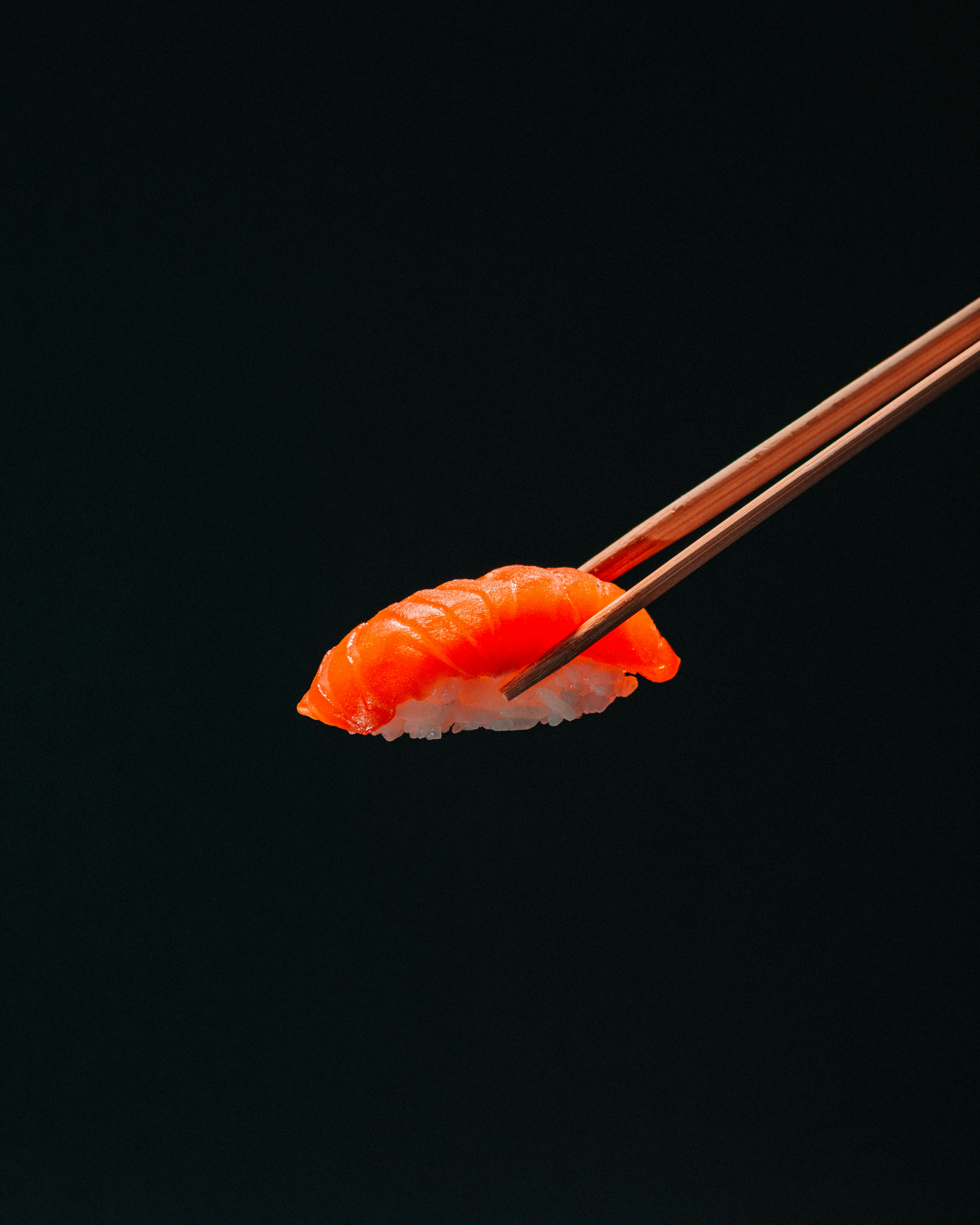 Perfektes Sushi auf schwarzem Teller