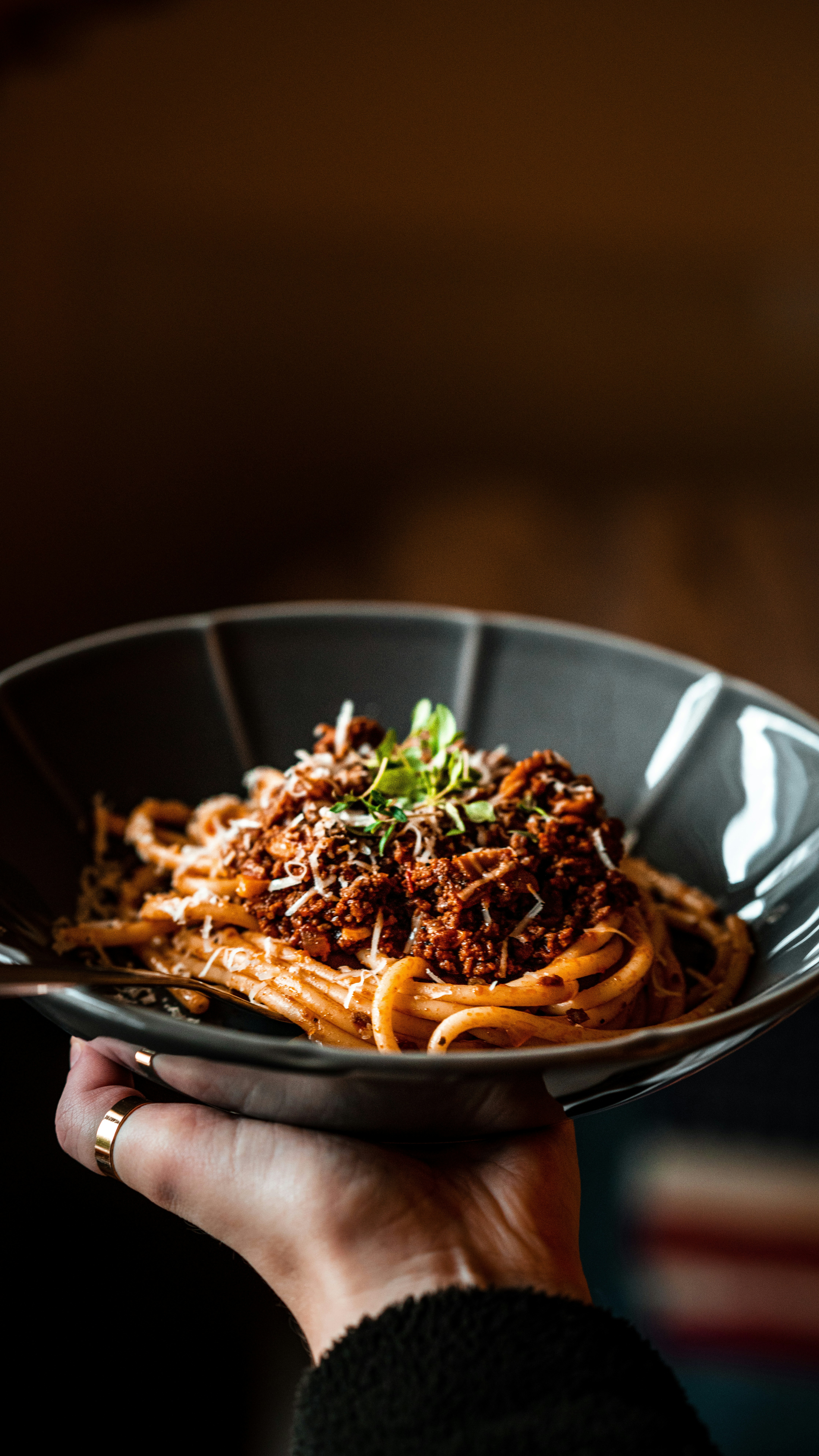 Frische handgemachte Pasta auf rustikalem Holztisch