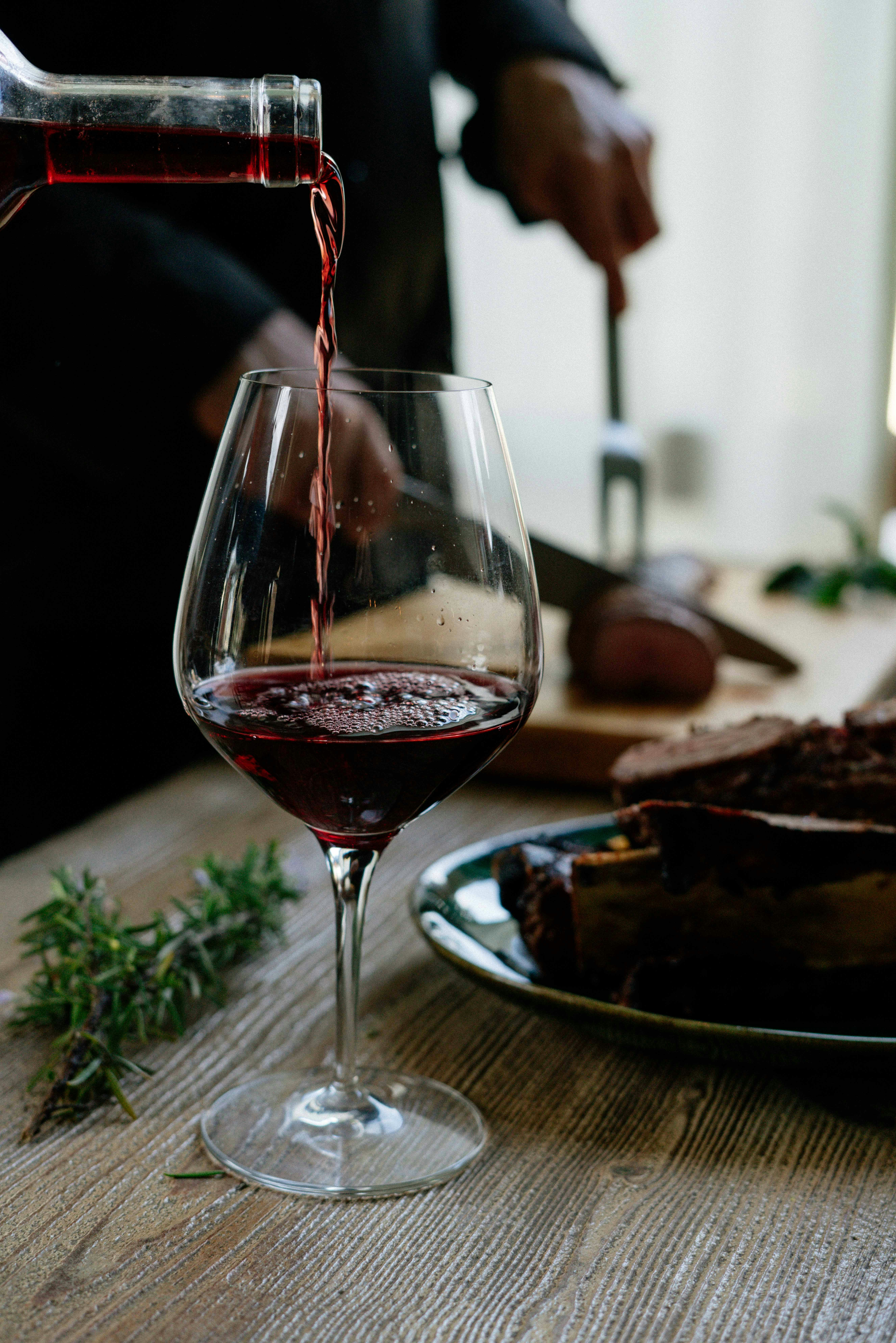 Toskanischer Rotwein wird eingeschenkt